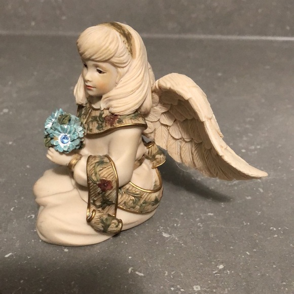 😇SARAH’S ANGELS😇 “March” beautiful detail on wings and flowers, made in 2004. - Picture 3 of 6